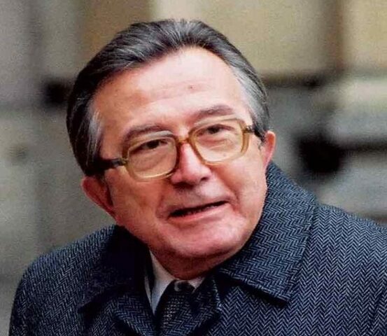 Il senatore Andreotti riceve un avviso di garanzia per concorso in associazione mafiosa