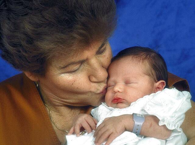 Una donna italiana di 63 anni dà alla luce un bambino con la fecondazione assistita
