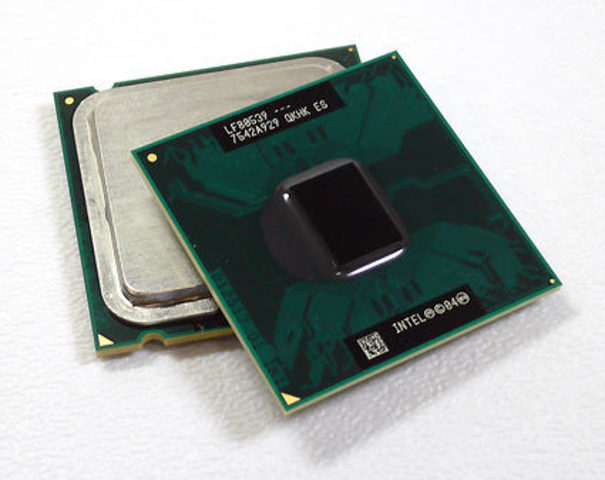 Los procesadores Pentium D fueron introducidos por Intel en el Spring 2005 Intel Developer Forum. Un chip Pentium D consiste básicamente en dos procesadores Pentium 4 (de núcleo Prescott) con pequeñas mejoras internas, metidos ambos en una única pieza de