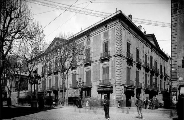 Resideix en un palau