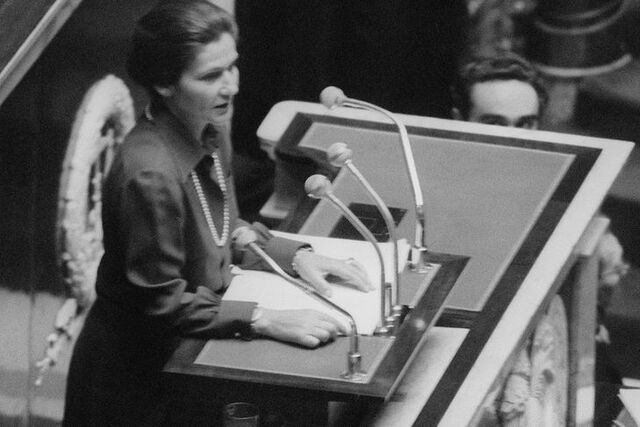 Simone Veil est nommée ministre de la santé. Les cinq autres femmes au gouvernement de Jacques Chirac, entre 1974 et 1976, sont secrétaires d'État.