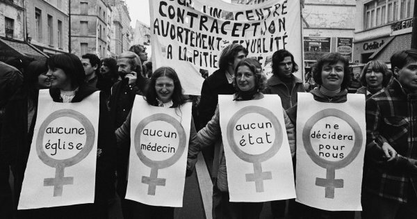 Loi sur l’IVG rendant définitives les dispositions de loi de 1975 et supprimant notamment certaines entraves à la réalisation de l’IVG, concernant les modalités d’accord du médecin et l’accueil dans les services hospitaliers.