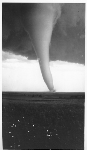 Tornado destroys Kansas Town