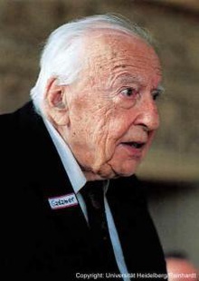 Hans-Georg Gadamer (1900-2002)  El objeto de su análisis era sacar a luz las estructuras transcendentales del comprender el fenómeno interpretativo a modo de debate filosófico.