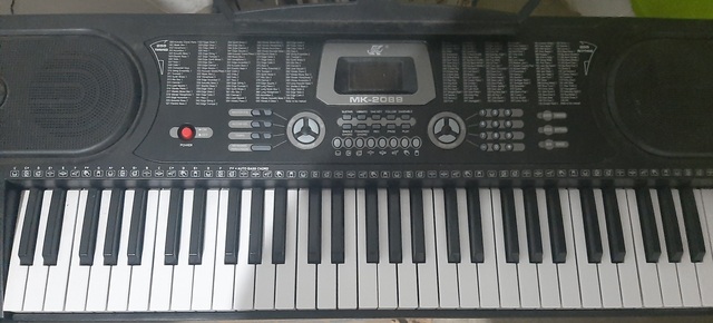 aprendiendo a tocar un instrumento