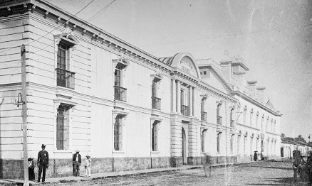 Un incendio destruye el antiguo edificio de la Universidad.