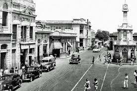 La torre de reloj de la Plaza 14 de Julio es demolida.