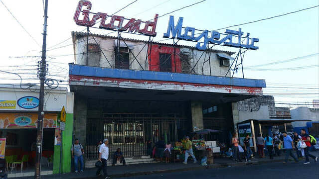 El cine "Grand Majestic" de la cadena Urdampilleta se abre sobre la Avenida España.
