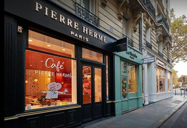 Création de la première boutique parisienne.
