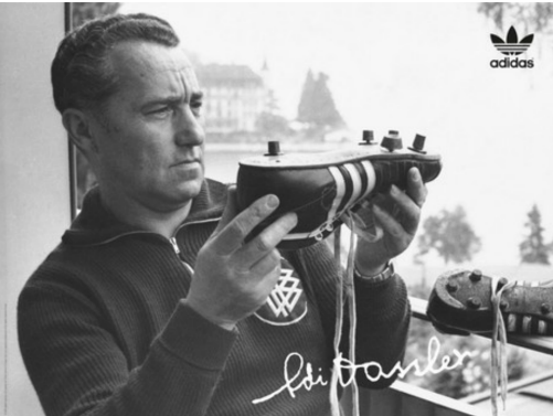 Muere Adi Dassler, el hombre que redefinió la industria deportiva por lo que su hijo tomo las riendas de la empresa.