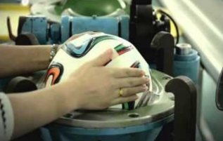 Se estrena el balón oficial de la Copa Mundial de la FIFA 2014 "Adidas Brazuca" en un partido amistoso.