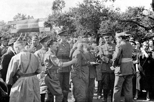 FRANCO ÉS ESCOLLIT PER EXERCIR DE COMANDAMENT MILITAR ÚNIC