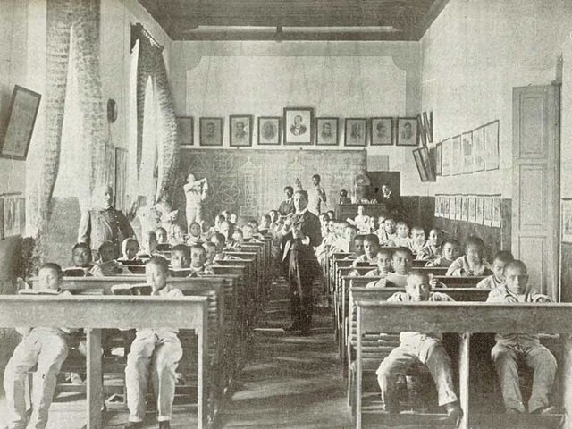 Se eleva a nivel de licenciatura la educación normal.