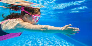 ALICIA APRENDE A NADAR