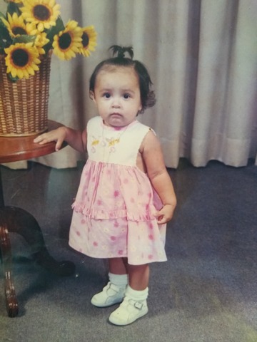 mi primer año , mi mama me tomo una foto para que mi papa de la llevara a los estados unidos .
