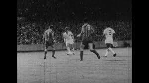 Hogg y James lideraron los equipos del primer partido de fútbol.