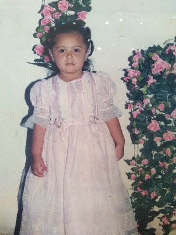 me compraron un vestido , para mi fiesta de 3 años , y mi mama me llevo a que me tomaran una foto para tenerla de recuerdo