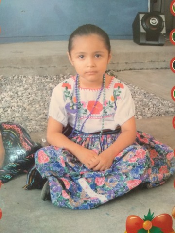 cuando tenia 5 años ya iba al prescolar ,en navida hice una pastorela y me vesti de pastora , fue un bonito dia ,nos dieron muchos dulces los maestros .