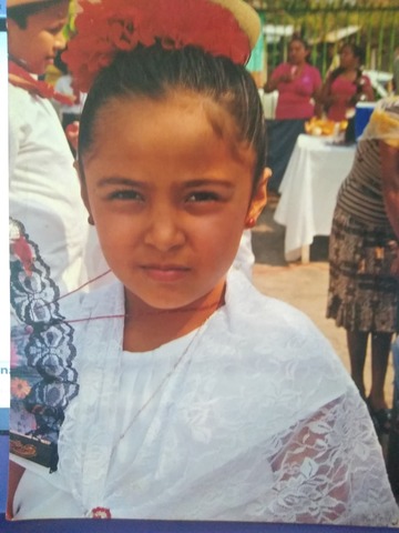 ese 10 de mayo , mi mama estaba operada y no podia arreglarme  ,tampoco pudo ir ala escuela ,pero su amiga me arreglo y ella me llevo  al evento