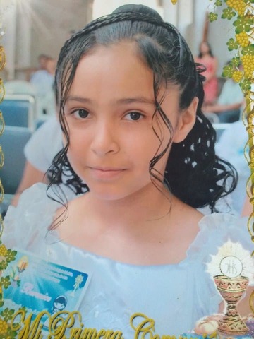 mi primera comunion ,ese dia me hicieron una fiesta ,donde estuvo toda mi familia