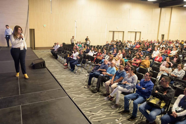 ¿Cuál es la situación laboral de los maestros en la región?