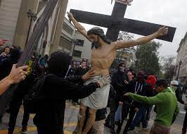 Saqueo y destrucción del Cristo Redentor.