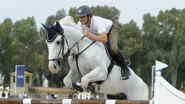 Nahia zaldian ibiltzen hasi zen.