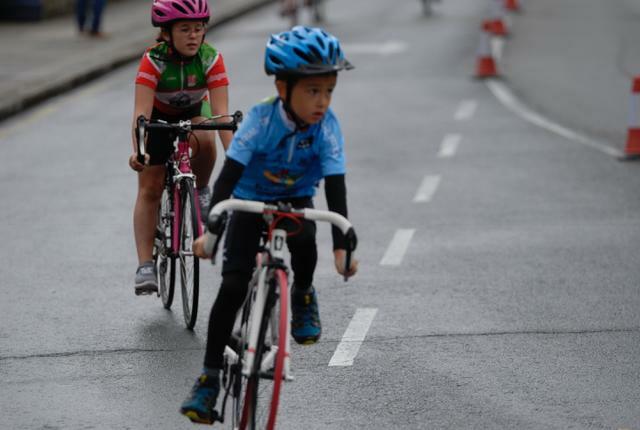 Bizikletan ibiltzen ikasi genuen.