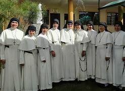 A LAS PUERTAS DE LA FUNDACIÓN