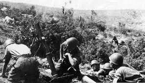 El ejercito anglo-estadounidense  desembarca en Sicilia y produce la caída del régimen de Mussolini