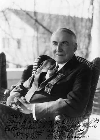President Warren G. Harding dies in office