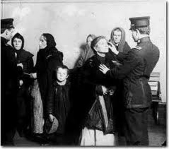 Ellis Island screens immigrants