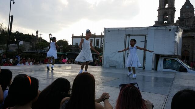 Participación de niños dentro del  festival