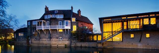Empieza la carrera de teología en Cambridge