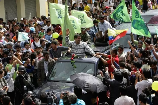 protesters try to persuade Ecuador to reject democracy