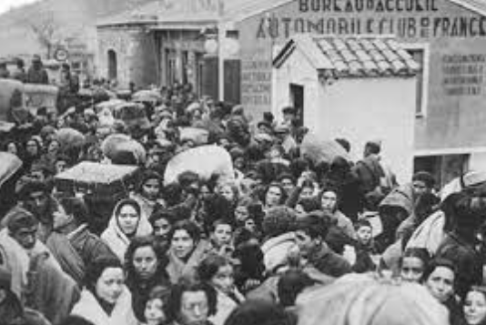 Exili massiu de gairebé 500.000 persones que creuen la frontera francesa.