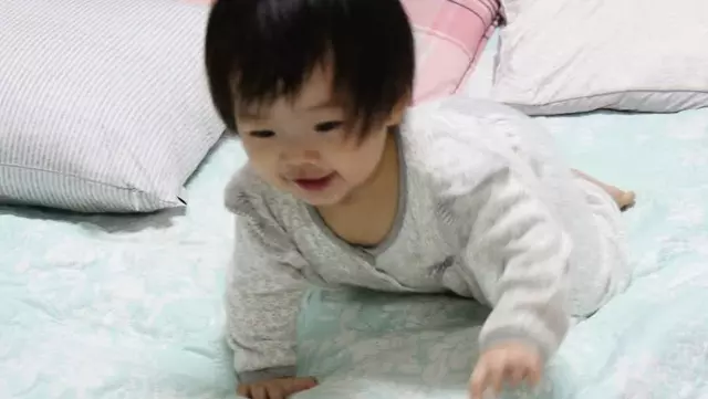 Newborn Development: I learned how to crawl and stand up