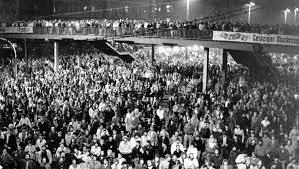 Nach Friedensgebeten in der Leipziger Nicolaikirche beginnen die Montagsdemonstrationen