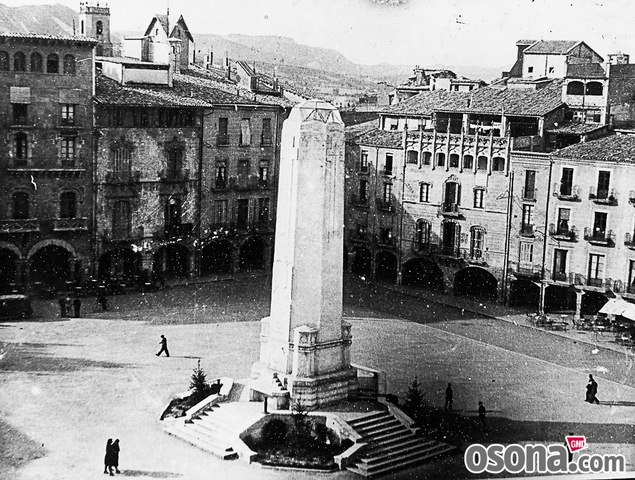 VIC: S'elimina el monument en honor als caiguts de la Plaça Major