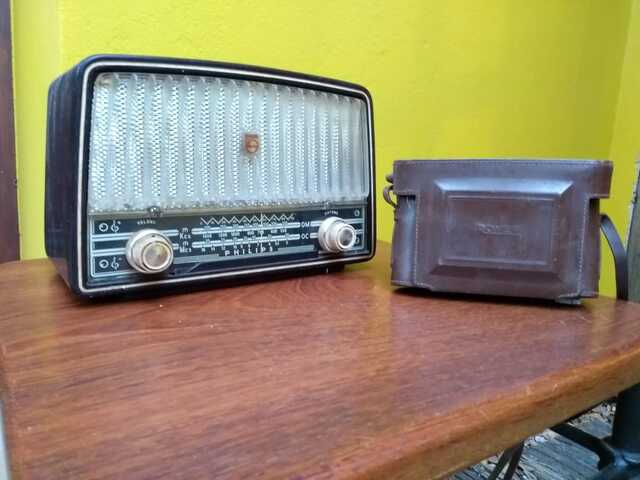 Rádio e câmera análógica