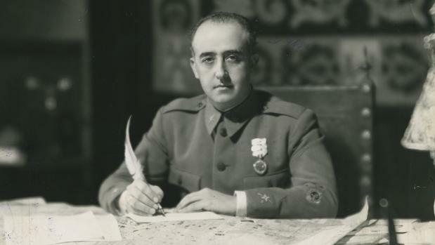 La màxima autoritat polítca, Francisco Franco.