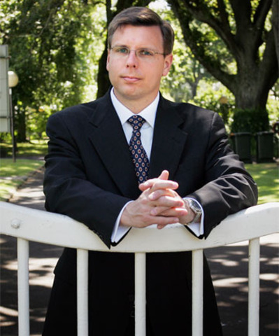 Tiensch resigns as CEO of Plus SMS