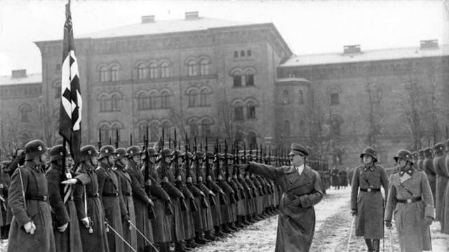 Hitler reestablece el Servicio militar obligatorio