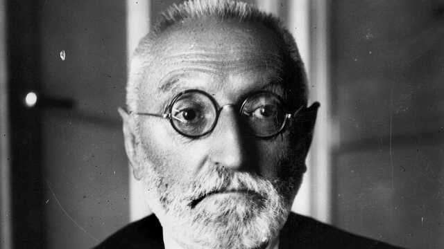 Franco nomen Unamuno redactor de la Universitat de Salamanca.
