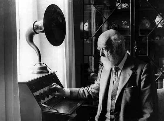 Oliver Lodge crea la primera telegrafía sin hilos