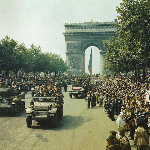 Las tropas aliadas liberan París y la ofensiva se dirige a Alemania