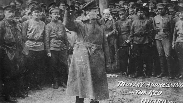 Trotsky organizes Red Guard to defend Petrograd