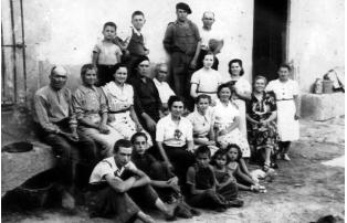 Els membres de Can Camp acolliren familiars refugiats d'altres punts de Catalunya