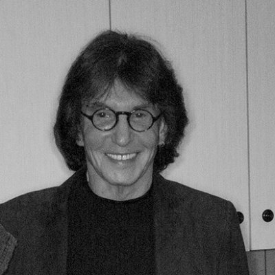 Giroux destaca el papel de intelectual transformador que da al profesorado.