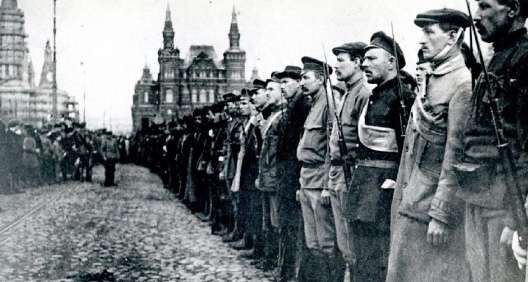 Trotsky organizes Red Guard to defend Petrograd